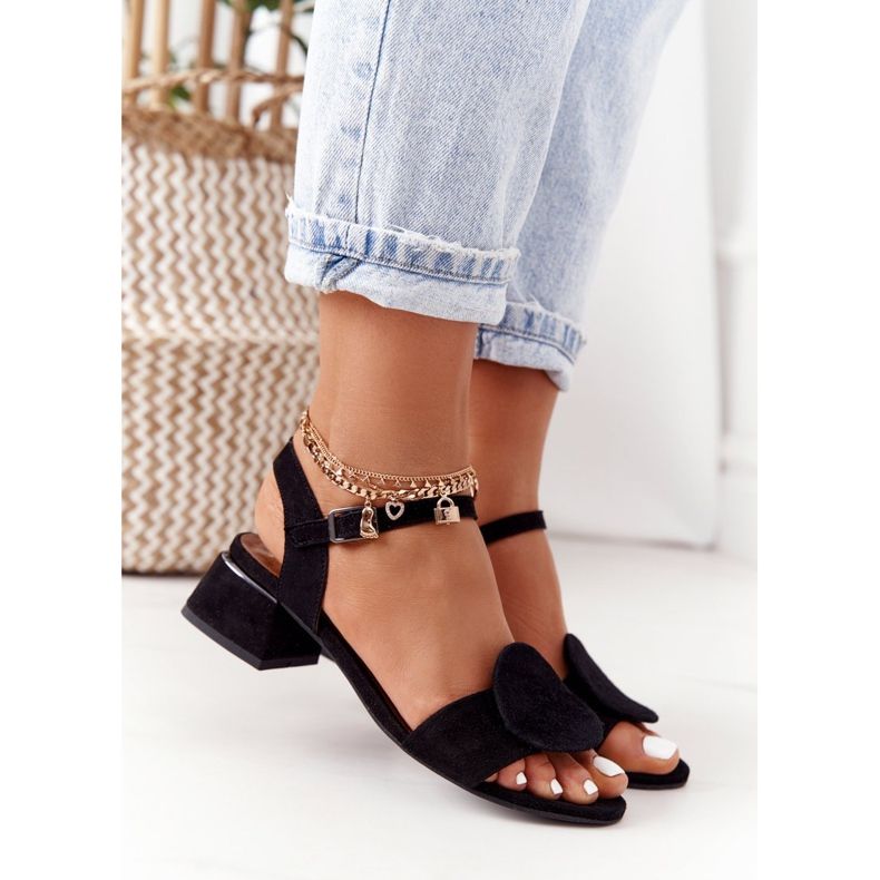 Velúr magas sarkú szandál Maciejka 5198A-01 fekete 1