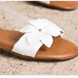 Diamantique Fehér szandál virággal 2