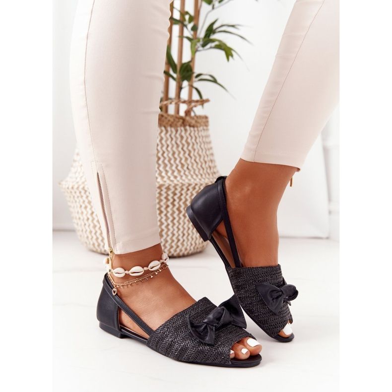 Lapos szandál fonott Lu Boo fekete színben 1