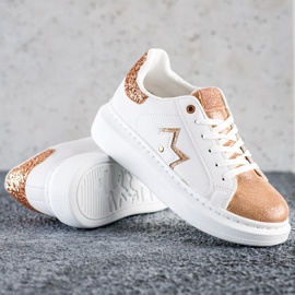 SHELOVET Stílusos cipők a platformon fehér 1 SHELOVET Stílusos cipők a platformon fehér 1