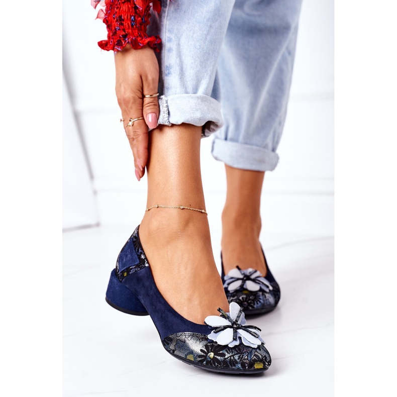 Suede szivattyúk Maciejka 04835-17 Navy Blue virágokkal sötétkék 2