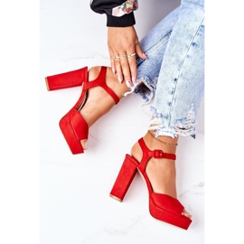 PW1 Velúr szandál egy piros Camilia bárban 1