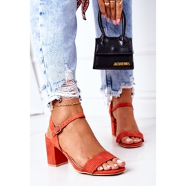 PS1 Suede Orange Vanessa szandál egy bárban narancs 2