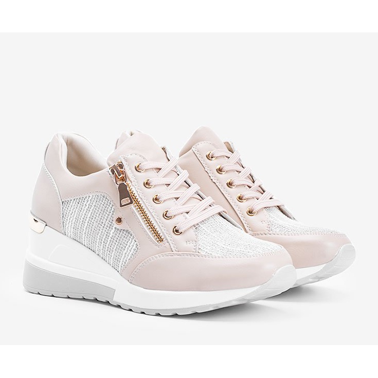 Bézs fényes cipők a The Moment ékén 1