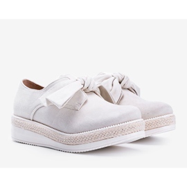 Bézs színű cipő vastag Sindri talppal 1