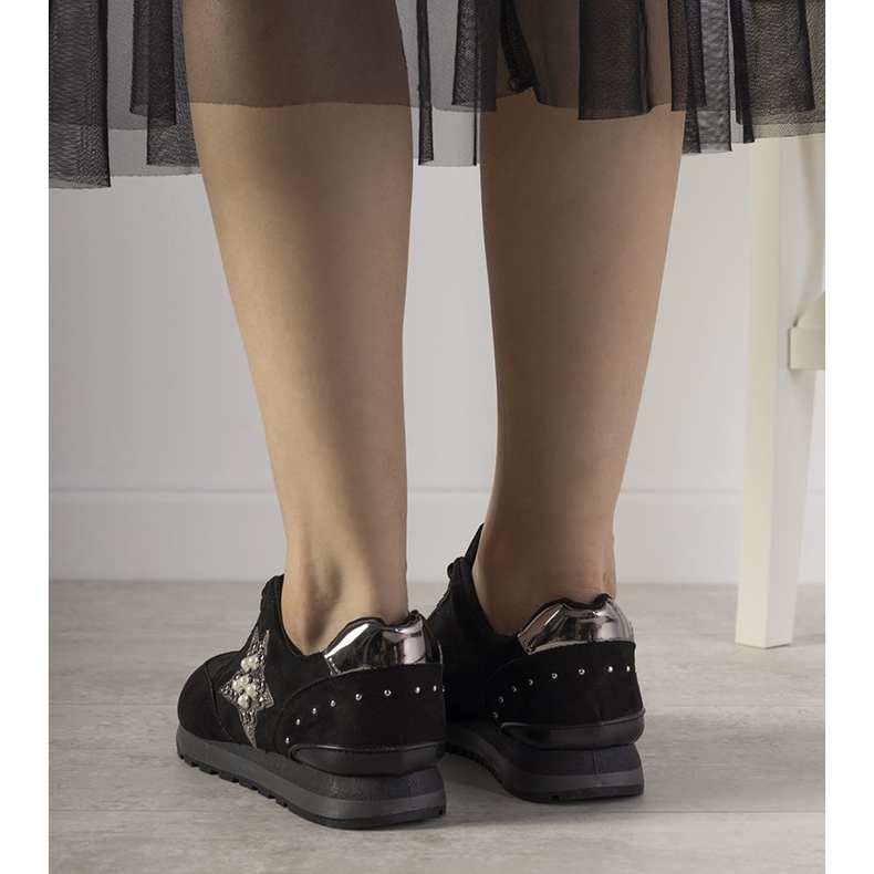 Fekete sportcipő, vonalzó csapokkal díszítve 1