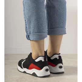 Fekete cipők piros edzőbetétekkel 2