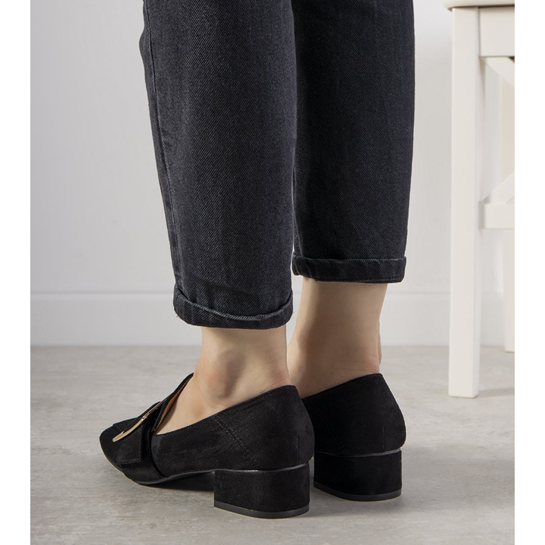 Fekete szivattyúk egy oszlopon Next csattal 1