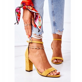 PS1 Firenze sárga velúr szandál egy bárban 3