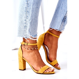 PS1 Firenze sárga velúr szandál egy bárban 5