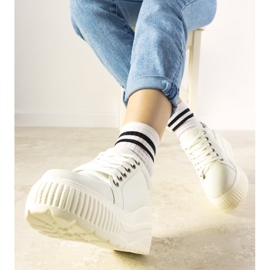 Fehér sportcipő magas talppal 1