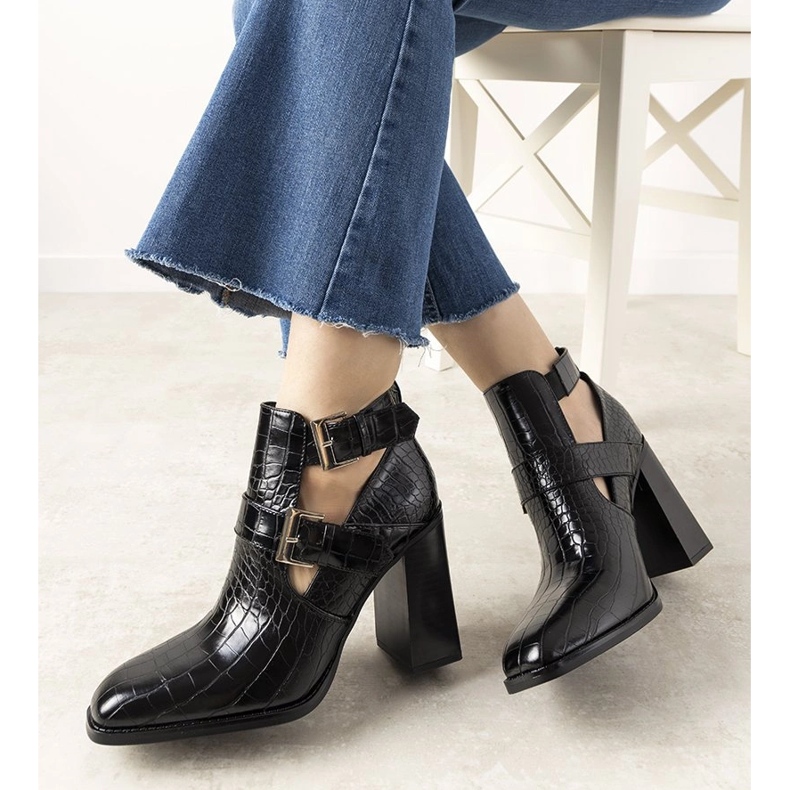 Fekete csizma a Maybelle krokodilbőr mintájú poszton 2