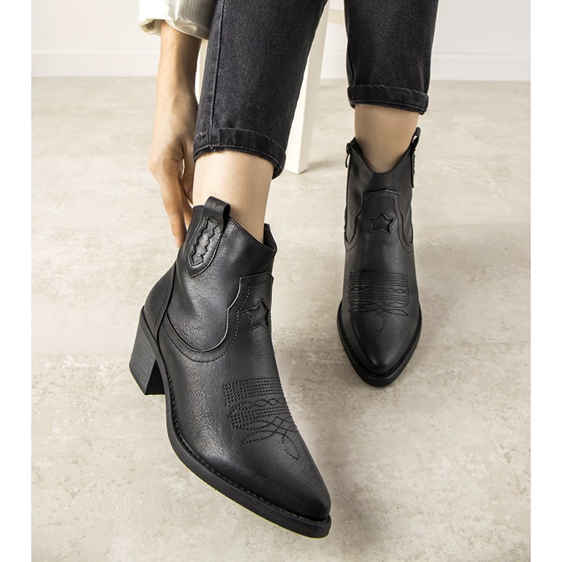 Fekete cowboycsizma hímzett Mustgrow mintával 2