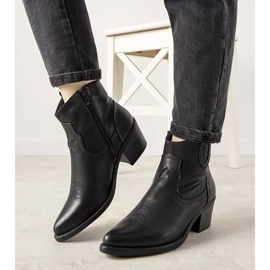 Fekete cowboycsizma hímzett Mustgrow mintával 1