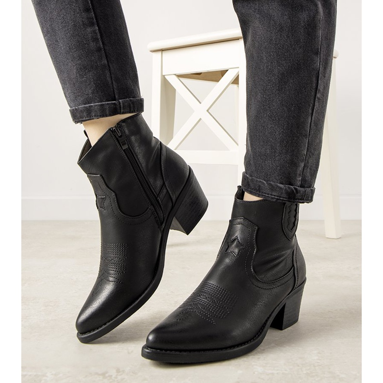 Fekete cowboycsizma hímzett Mustgrow mintával 1