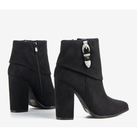 Fekete elegáns csizma az Esgle oszlopon 1