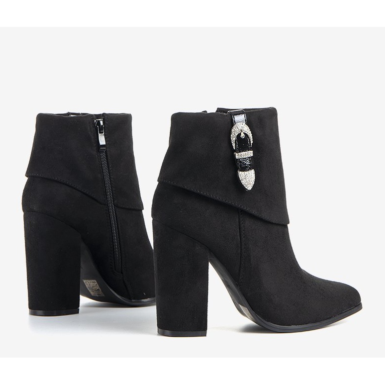 Fekete elegáns csizma az Esgle oszlopon 1