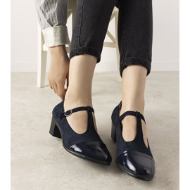 Sötétkék szivattyúk egy oszlopon, lakkozott desszert orral 1 Sötétkék szivattyúk egy oszlopon, lakkozott desszert orral 1