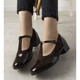 Barna szivattyúk oszlopon, lakkozott Manam lábujjjal 1