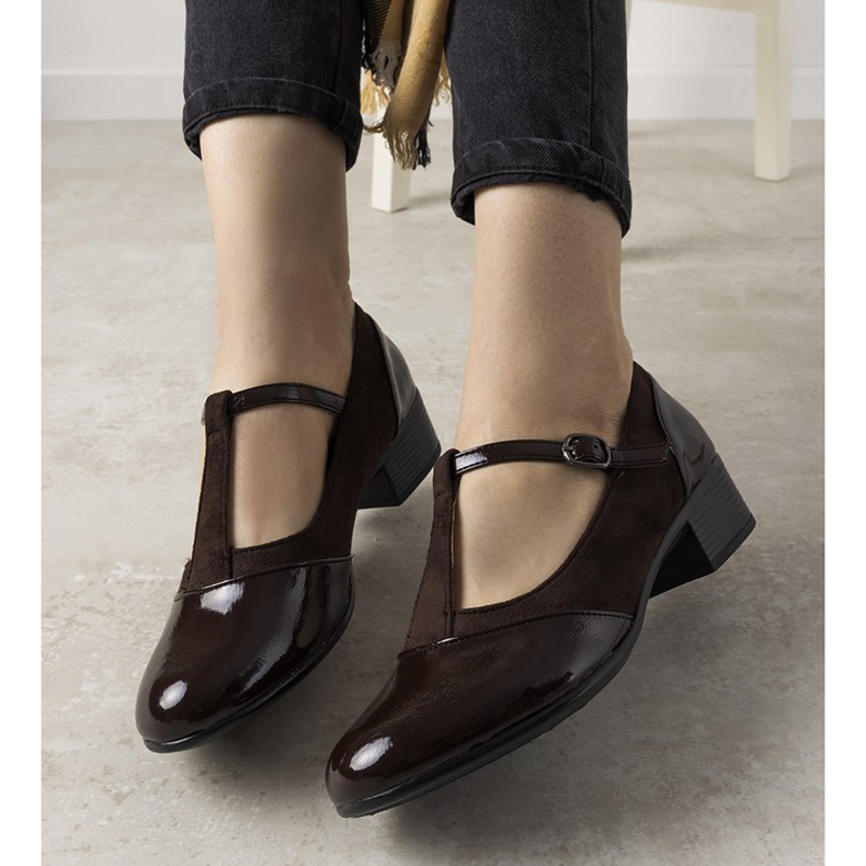 Barna szivattyúk oszlopon, lakkozott Manam lábujjjal 1