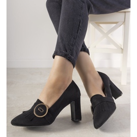 Fekete szivattyúk ígéretes csatos oszlopon 2