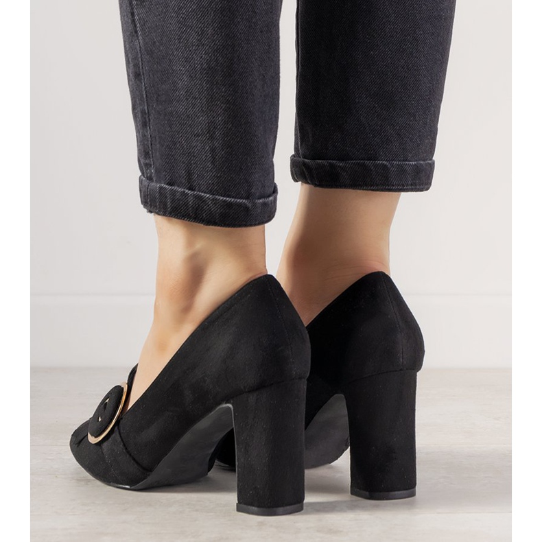 Fekete szivattyúk ígéretes csatos oszlopon 1