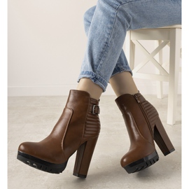 Tevecsizma magas mangóoszlopon barna 1