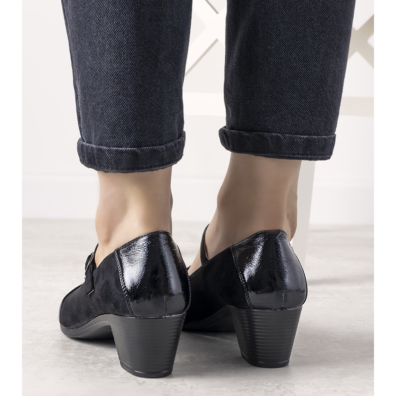 Fekete szivattyúk egy oszlopon, lakkozott desszert orral 1