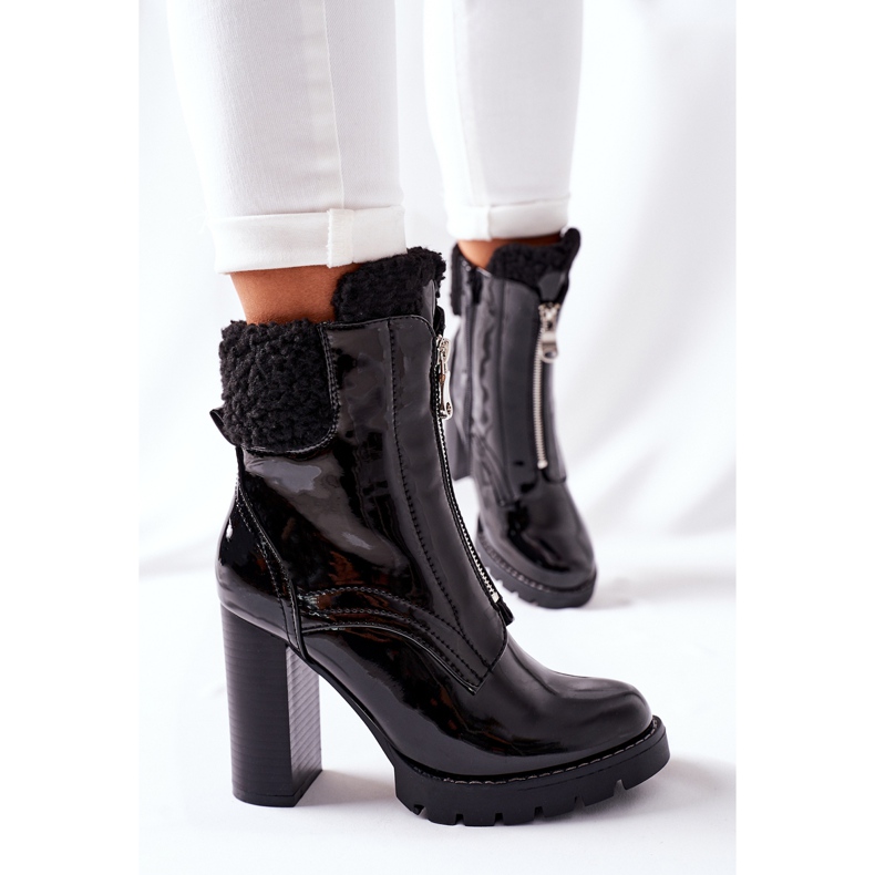 Lakkozott fekete csizma a posta Arlestonon 1