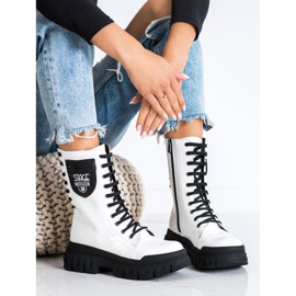 SHELOVET Fehér csizma az emelvényen 2