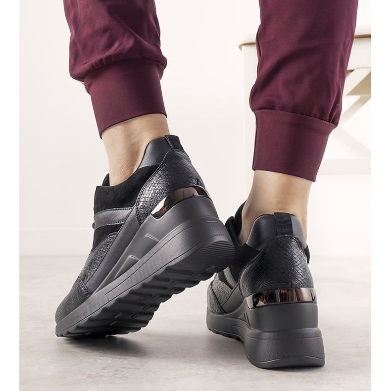 Fekete cipők kígyóbőr mintával a Halsey -től 1