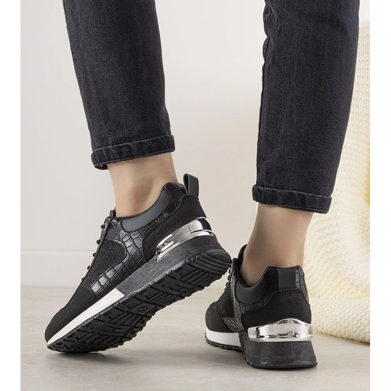 Fekete cipők Zariza krokodil bőr motívummal 1