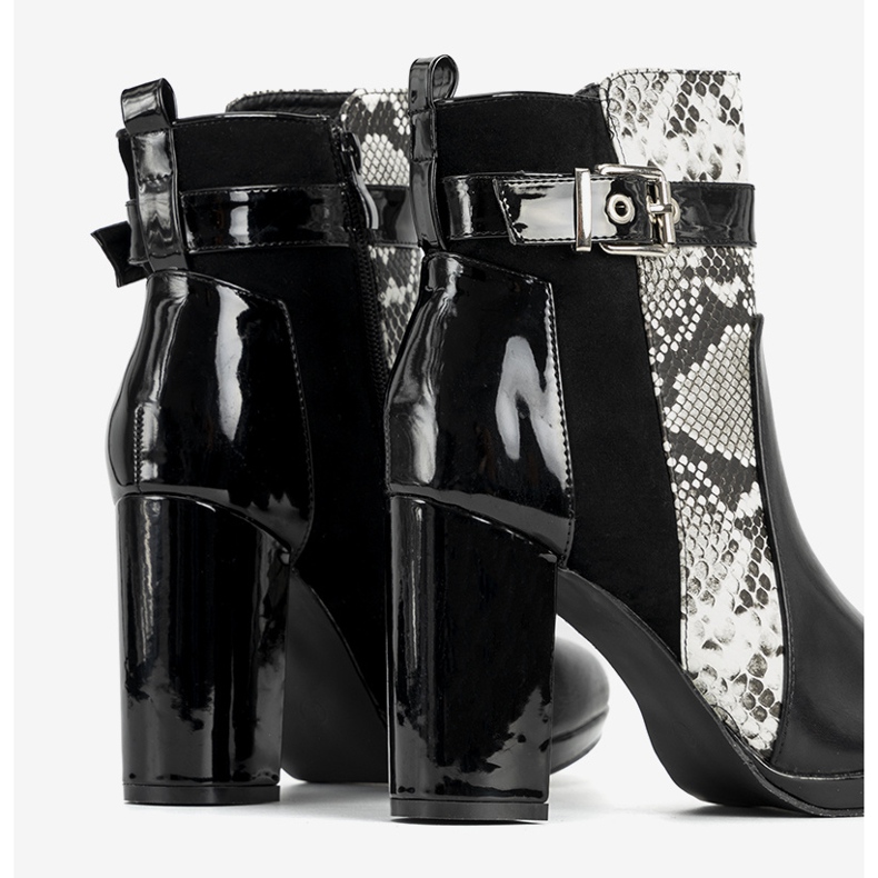 Fekete bokacsizma a Peggie oszlopon 1