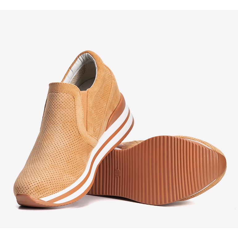 Mina narancssárga ékű cipője 1