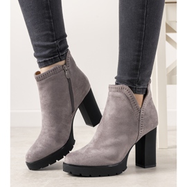 Szürke csizma a Bushido oszlopon 1