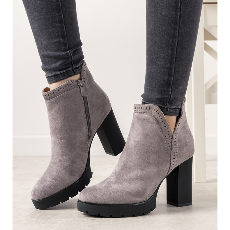 Szürke csizma a Bushido oszlopon 1