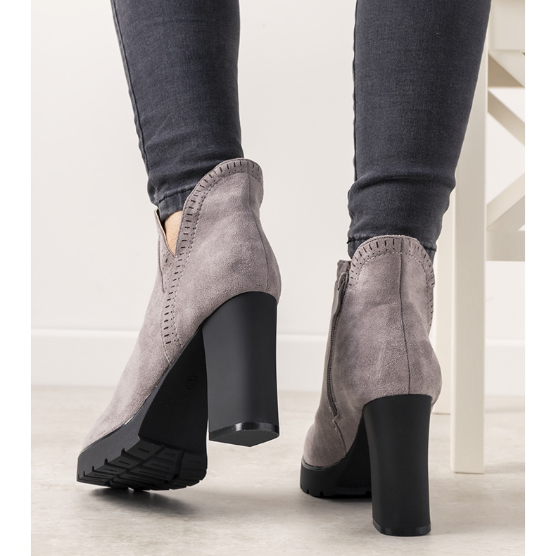 Szürke csizma a Bushido oszlopon 2