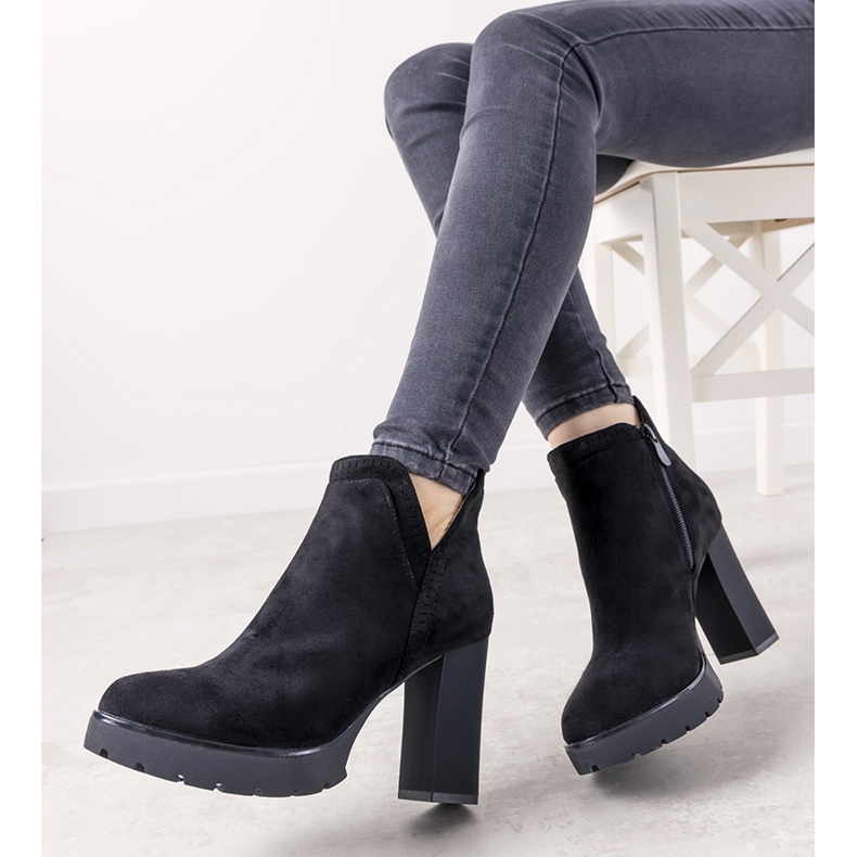 Fekete csizma a Bushido oszlopon 1