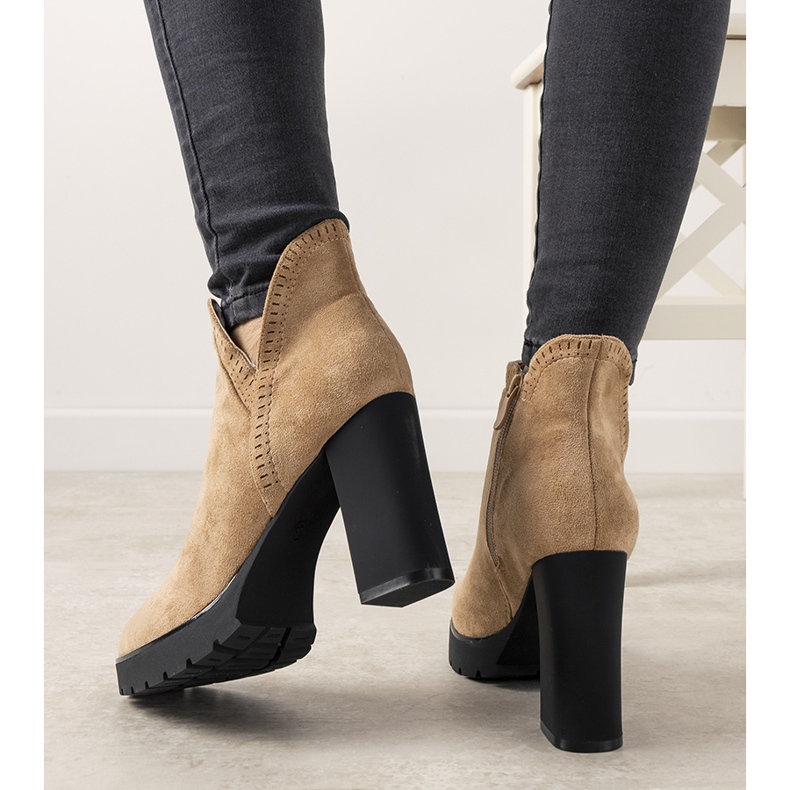 Bézs színű csizma a Bushido oszlopon 2