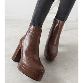 Barna csizma Usinaya posztján 1