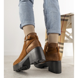 Barna elegáns csizma a Haland oszlopon 1 Barna elegáns csizma a Haland oszlopon 1