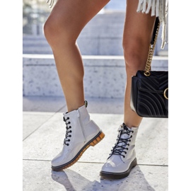 PE1 Lakkozott munkászsákok, fehér csúszkán 1