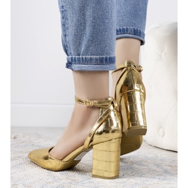 Aranyszivattyúk a Davies oszlopon aranysárga 1