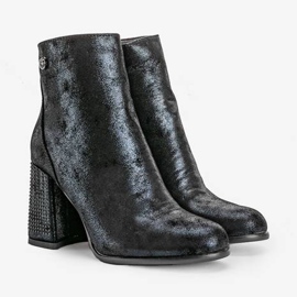 Fekete bokacsizma a Zodiákus posztón 1