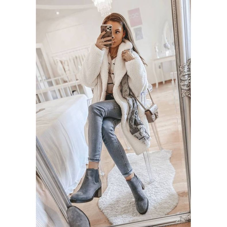 Szürke csizma a Hanah oszlopon 1