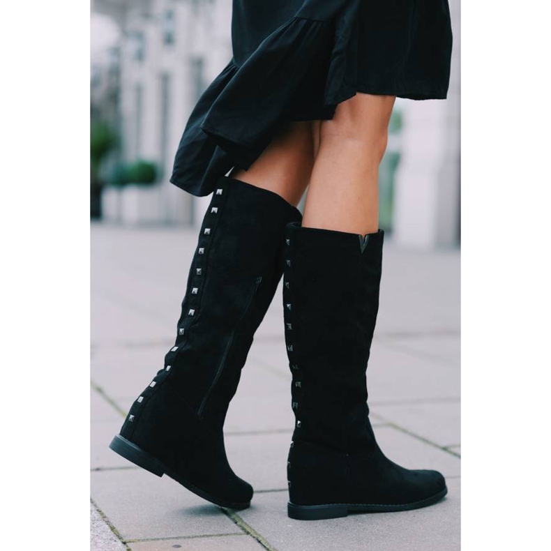 Fekete csizma a fedett Nana -éken 1