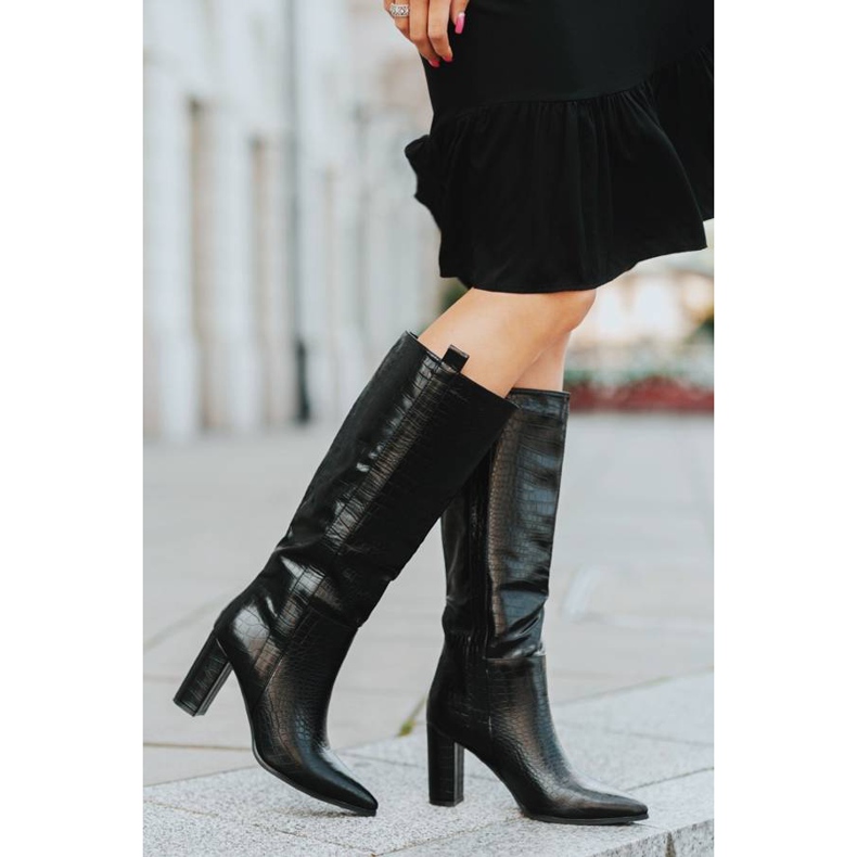 Fekete csizma a postán, Mona krokodil mintával 1