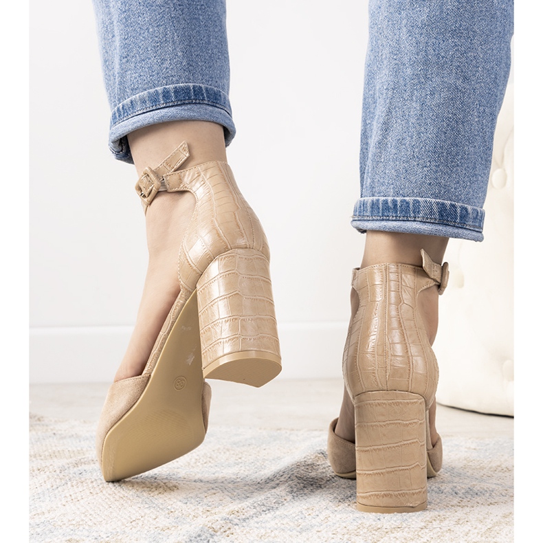 Bézs pumpák Natalie posztján 1