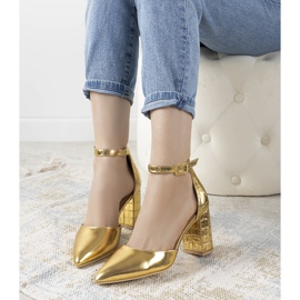 Aranyszivattyúk az Ayers oszlopon aranysárga 1