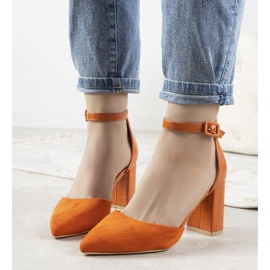 Narancssárga pumpák Natalie posztján 1